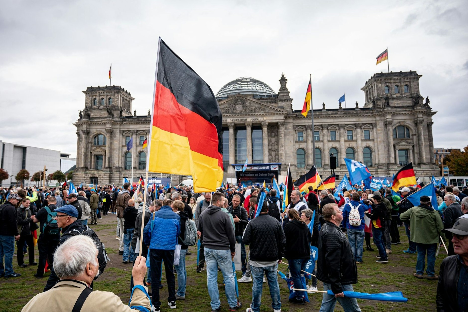 Eine Demonstration der AfD vor dem Reichstagsgebäude.&nbsp;