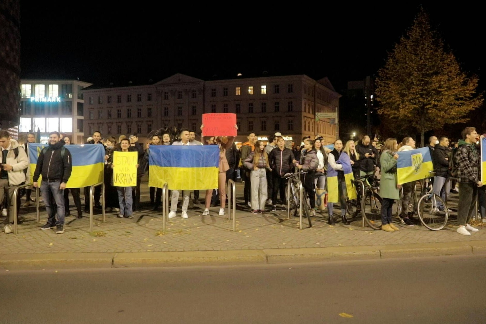 Ukrainische Geflüchtete bei der Gegenkundgebung am Montagabend in Leipzig