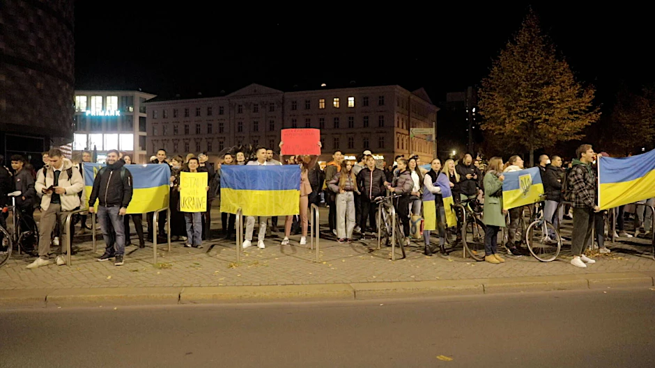 Ukrainische Geflüchtete bei der Gegenkundgebung am Montagabend in Leipzig