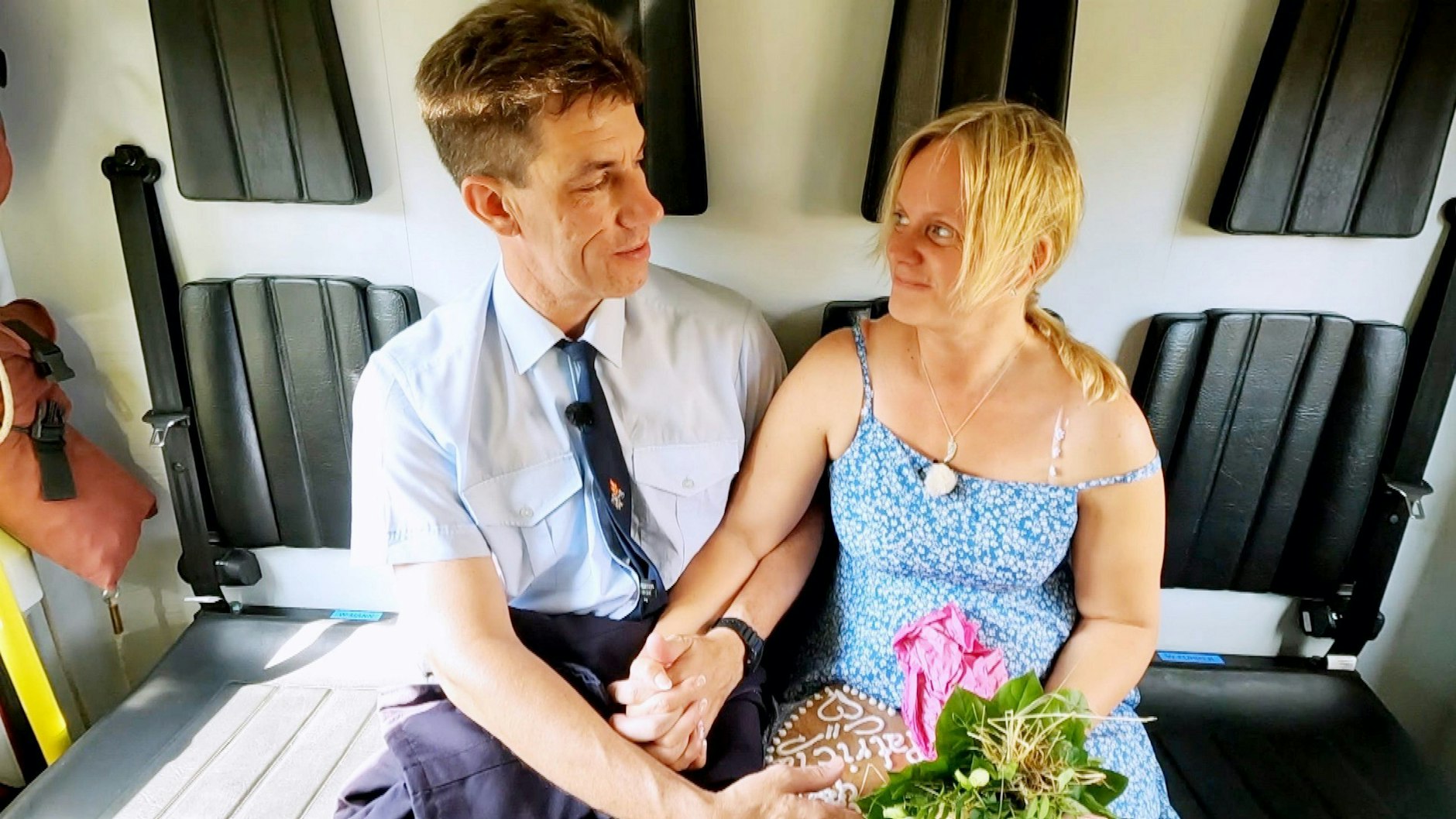 „Bauer sucht Frau“-Kandidat Jörg und seine Patricia können die Finger nicht mehr voneinander lassen.