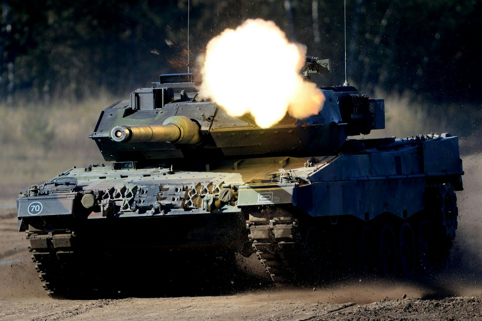 Ein Kampfpanzer vom Typ Leopard 2 fährt während einer Bundeswehr-Übung durchs Gelände. (Archivbild)