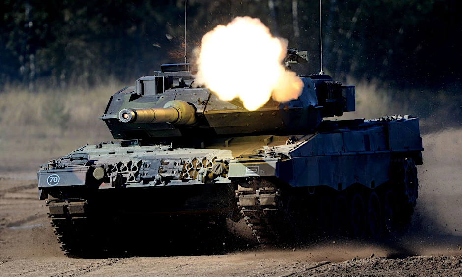 Ein Kampfpanzer vom Typ Leopard 2 fährt während einer Bundeswehr-Übung durchs Gelände.&nbsp;