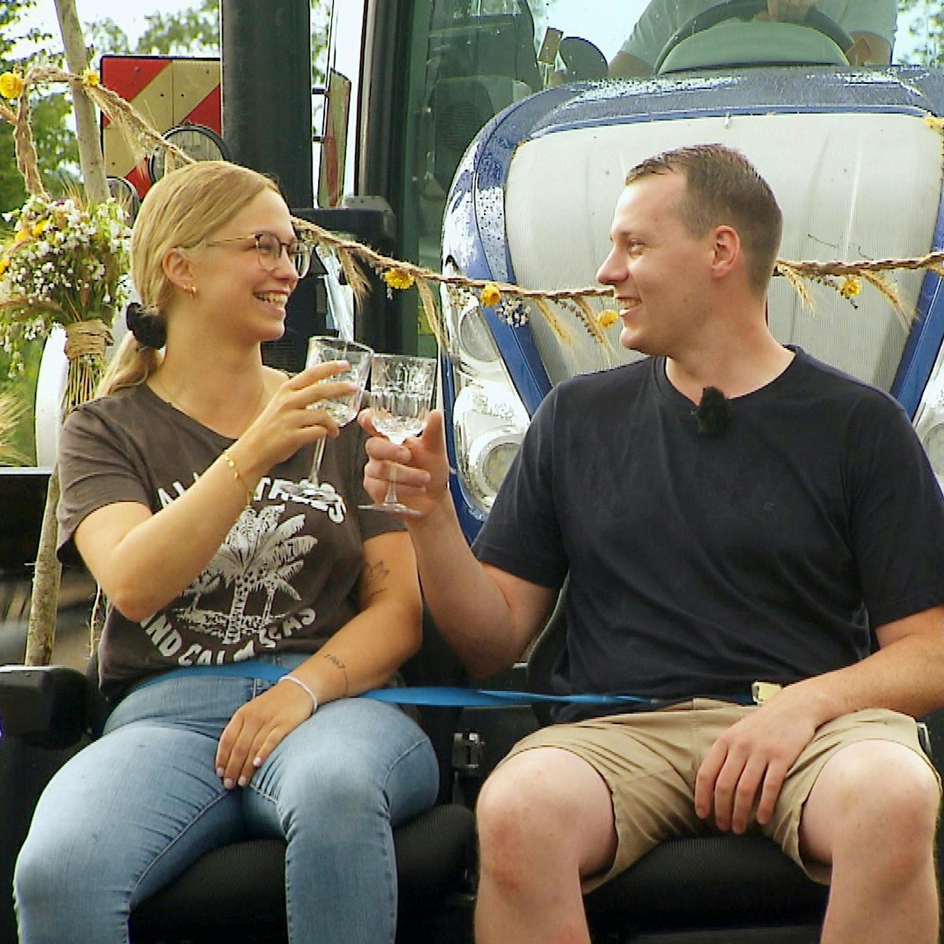 Liveblog zu „Bauer sucht Frau“: Dunkle Wolken über Max und Anna +++ Show-Aus für Bauer Theo +++ Böser Scherz von Michael N. +++ Jörg und Patricia – jetzt wird geknutscht