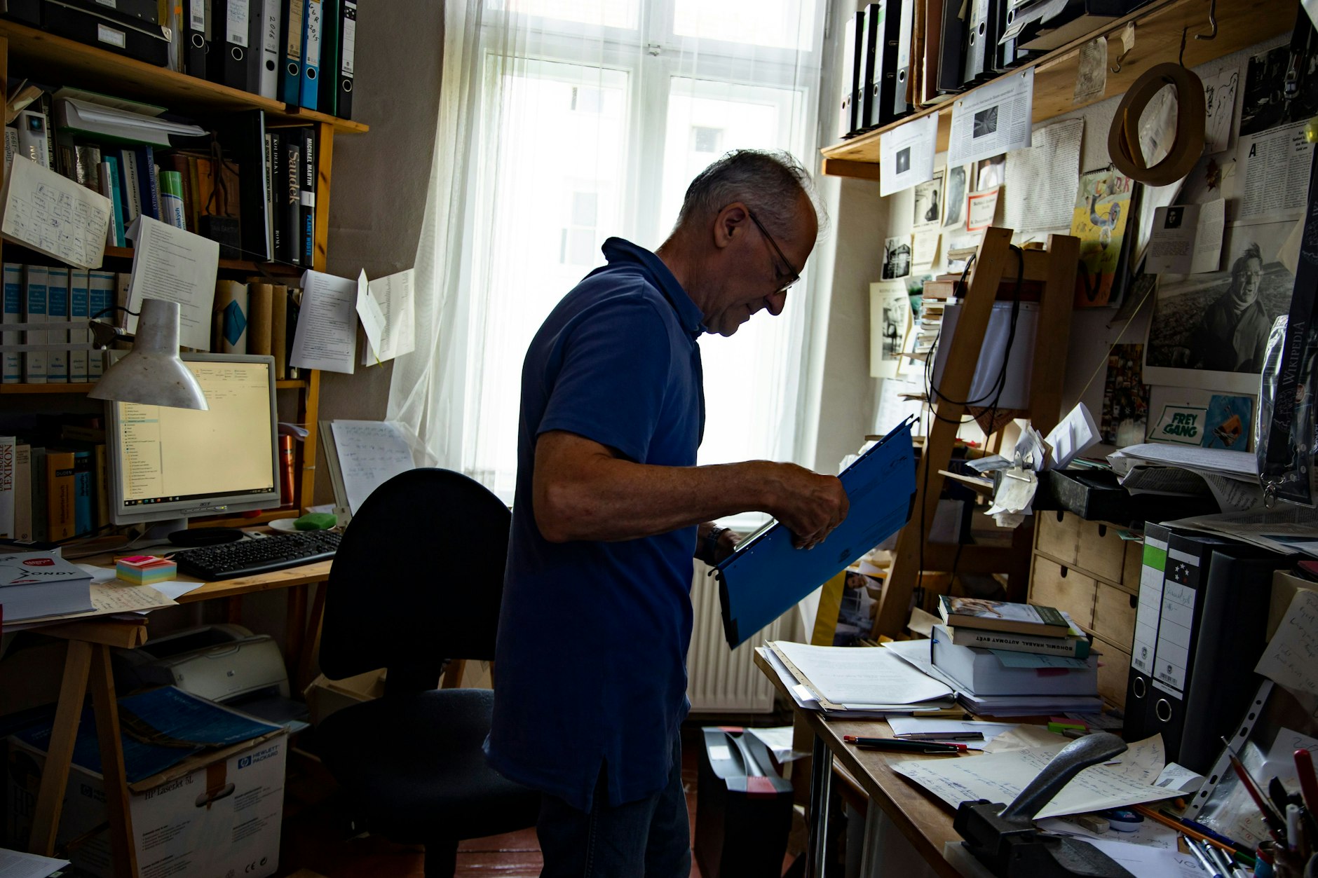 Die „Kleinscheißstrukturarbeit“ des Romanschreibens: Der Schriftsteller Jan Faktor in seinem Arbeitszimmer in Berlin.
