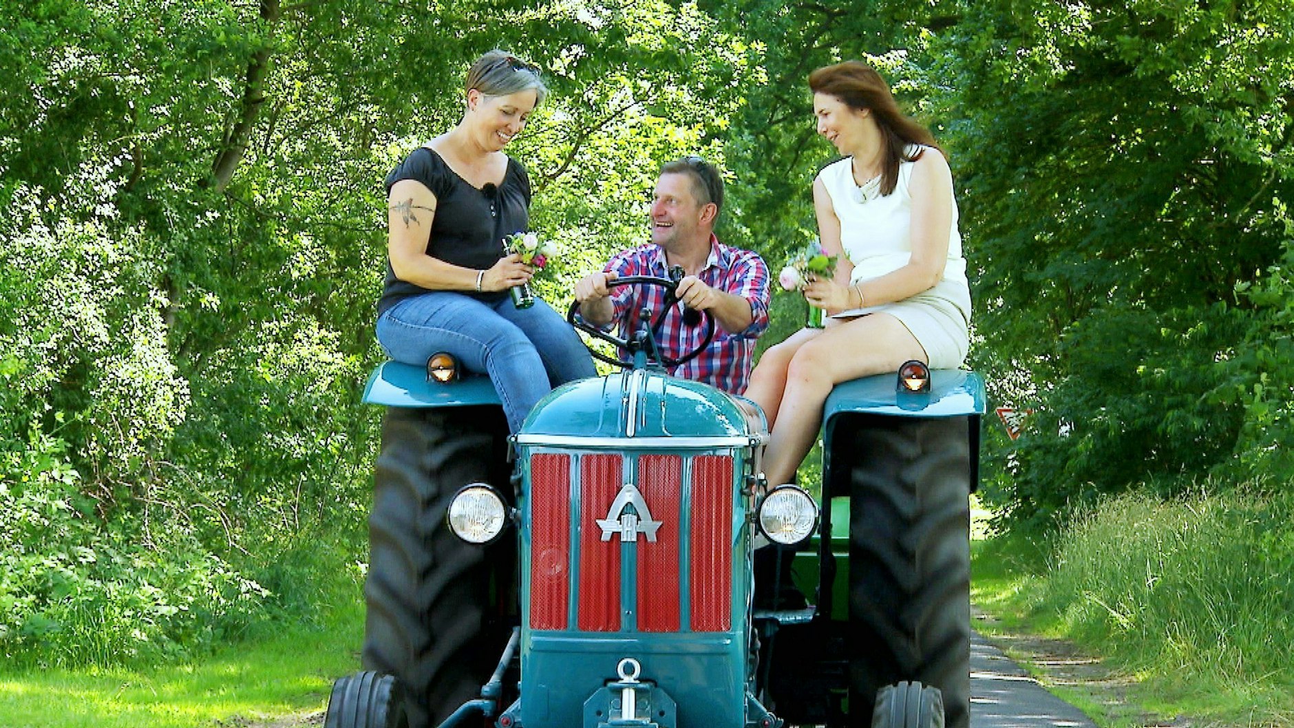 Bei „Bauer sucht Frau“ holt Michael N. seine Hofdamen Christine (r.) und Mandy mit dem Traktor ab.