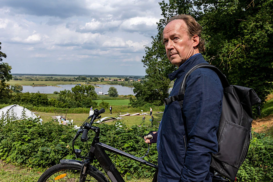 HANDOUT - Kriminalhauptkommissar Jakob Stiller, gespielt von Ulrich Noethen, ermittelte gestern wieder im Wendland - und zog die meisten Zuschauerinnen und Zuschauer vor den Fernseher.  