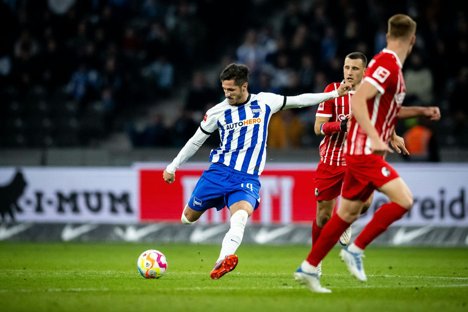 Herthas Stürmer Stevan Jovetic nimmt Maß. Gegen Freiburg machte er ein starke Partie.