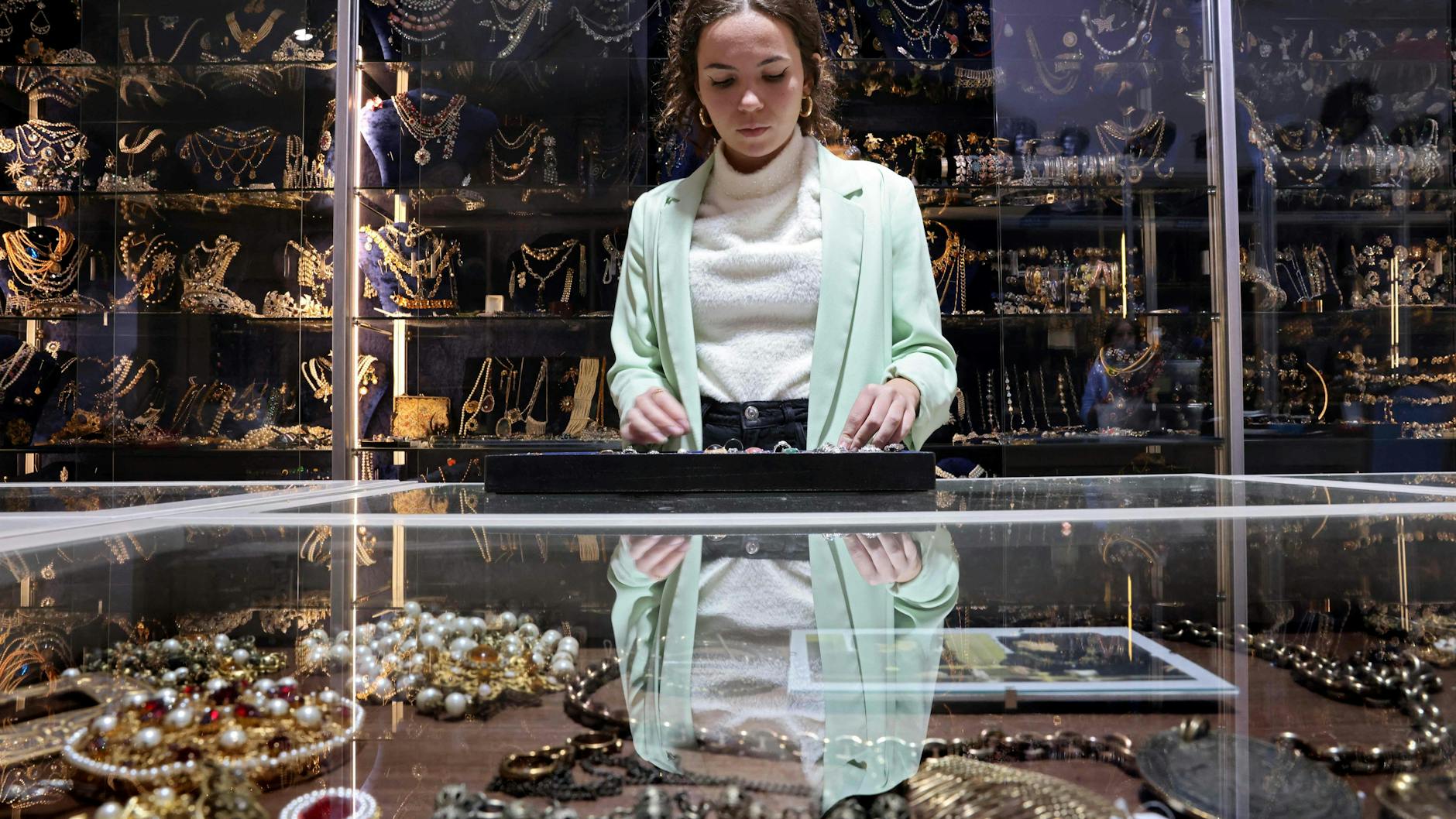 Die Schmuck-Abteilung: Hier liegt auch das Geschmeide, das Liz Taylor im Film „Cleopatra“ trug.