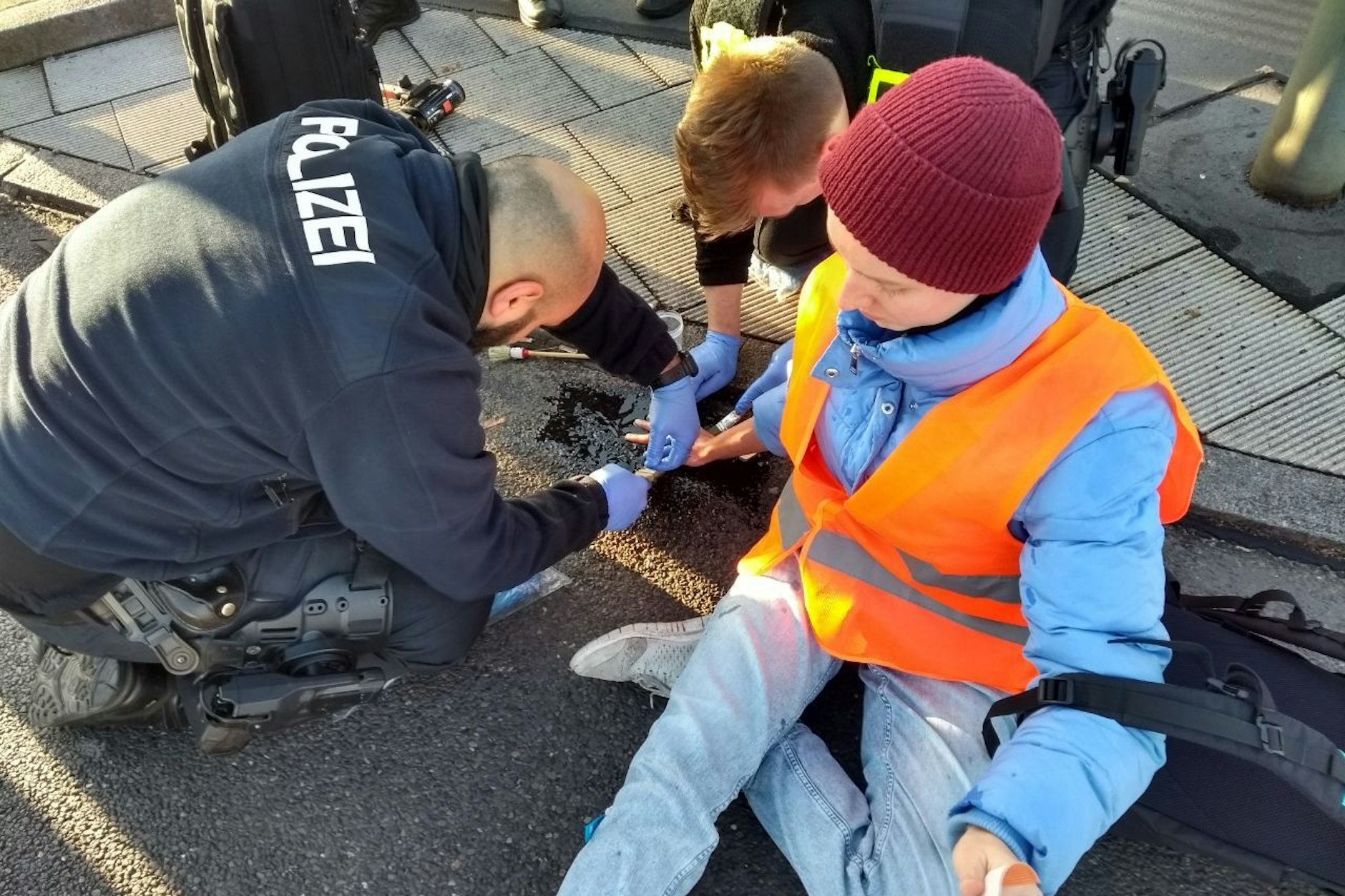 Dienstag, 11.10.2022: Eine Blockade wird am Berliner Hohenzollerndamm von der Polizei aufgelöst.