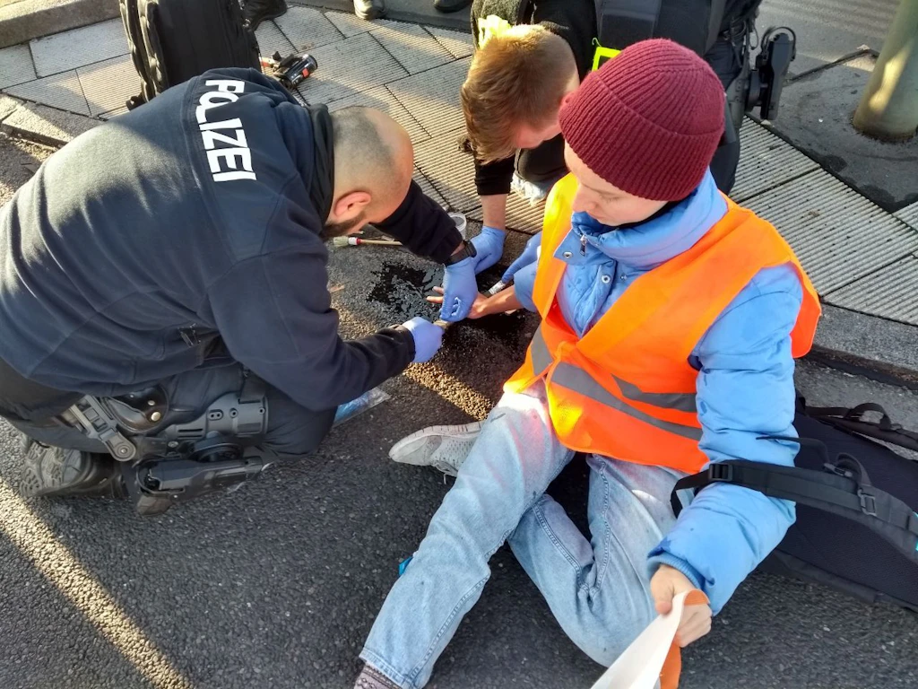 Letzte Generation: Wieder Blockaden in Berlin – Passant reißt Klimakleber von der Straße