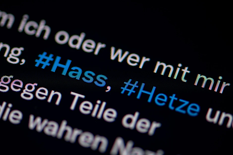 ARCHIV - Zuletzt hatten sich die Fußball-Schiedsrichterexperten «Collinas Erben» nach einer Fülle an Beleidigungen von Twitter zurückgezogen.  