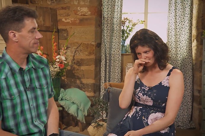 Bei "Bauer sucht Frau" gibt es das erste Tränen-Drama. Als Annika Jörg kennenlernt, beginnt sie plötzlich zu weinen.