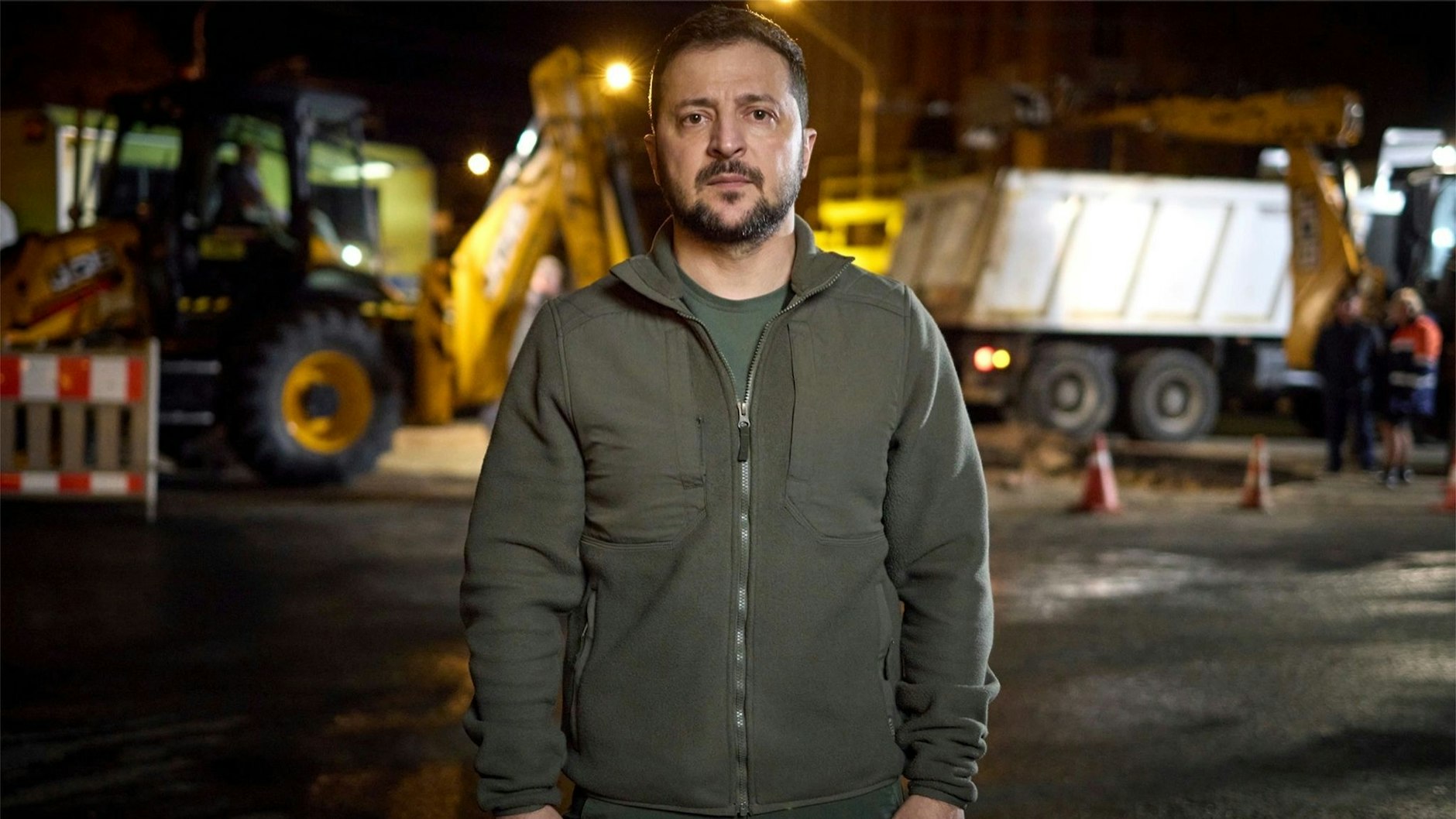 Der ukrainische Präsident Wolodymyr Selenskyj hielt seine tägliche Video-Ansprache in Kiew am Ort eines Raketeneinschlags. Im Hintergrund Reparaturarbeiten.