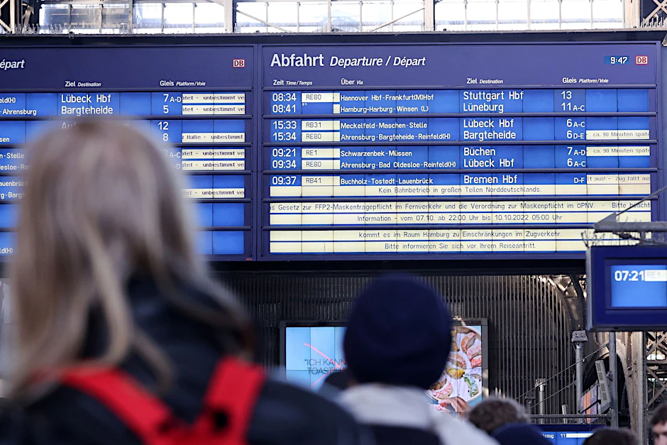ARCHIV - Zugausfälle und Verspätungen werden am Hamburger Hauptbahnhof angezeigt.  ur GmbH/dpa/Archivbild
