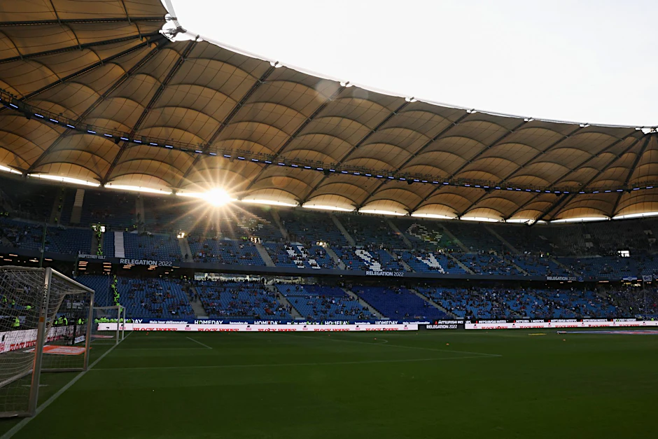 ARCHIV - Blick in das Hamburger Volksparkstadion.  