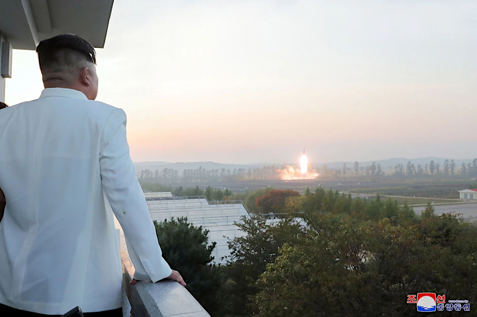 HANDOUT - Diese Aufnahme zeigt nach Angaben der staatlichen nordkoreanischen Nachrichtenagentur KCNA Machthaber Kim Jong Un bei einem Raketentest. Der Inhalt kann nicht unabhängig verifiziert werden.  
