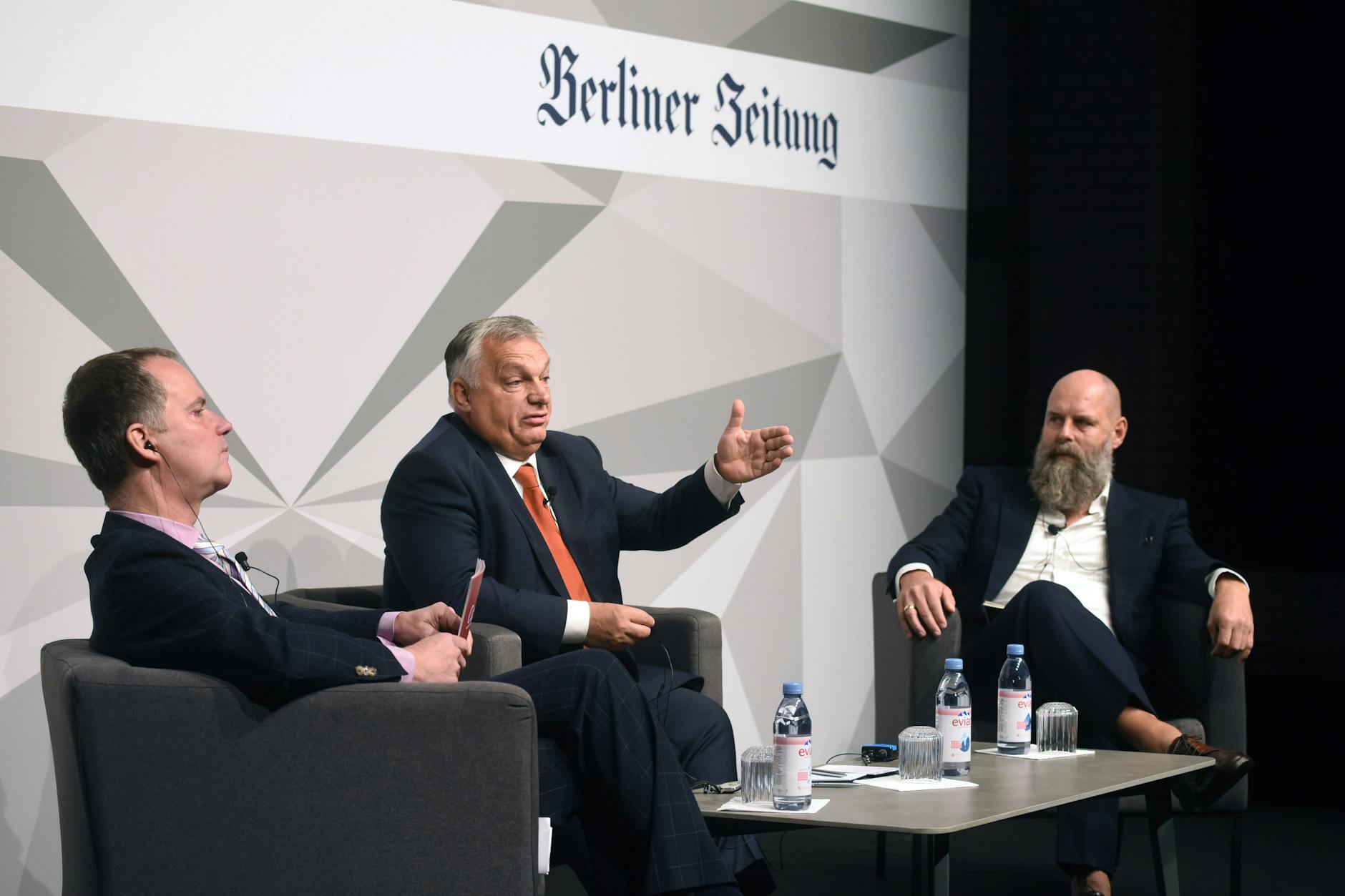 Viktor Orbán fand sehr offene Worte bei seinem Besuch im Ewerk. Hier mit den Verlegern Holger Friedrich (Berliner Zeitung) und Alexander Marguier (Cicero).