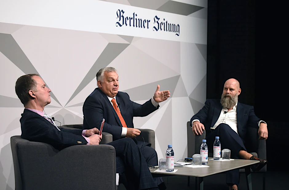 Viktor Orbán fand sehr offene Worte bei seinem Besuch im Ewerk. Hier mit den Verlegern Holger Friedrich (Berliner Zeitung) und Alexander Marguier (Cicero).
