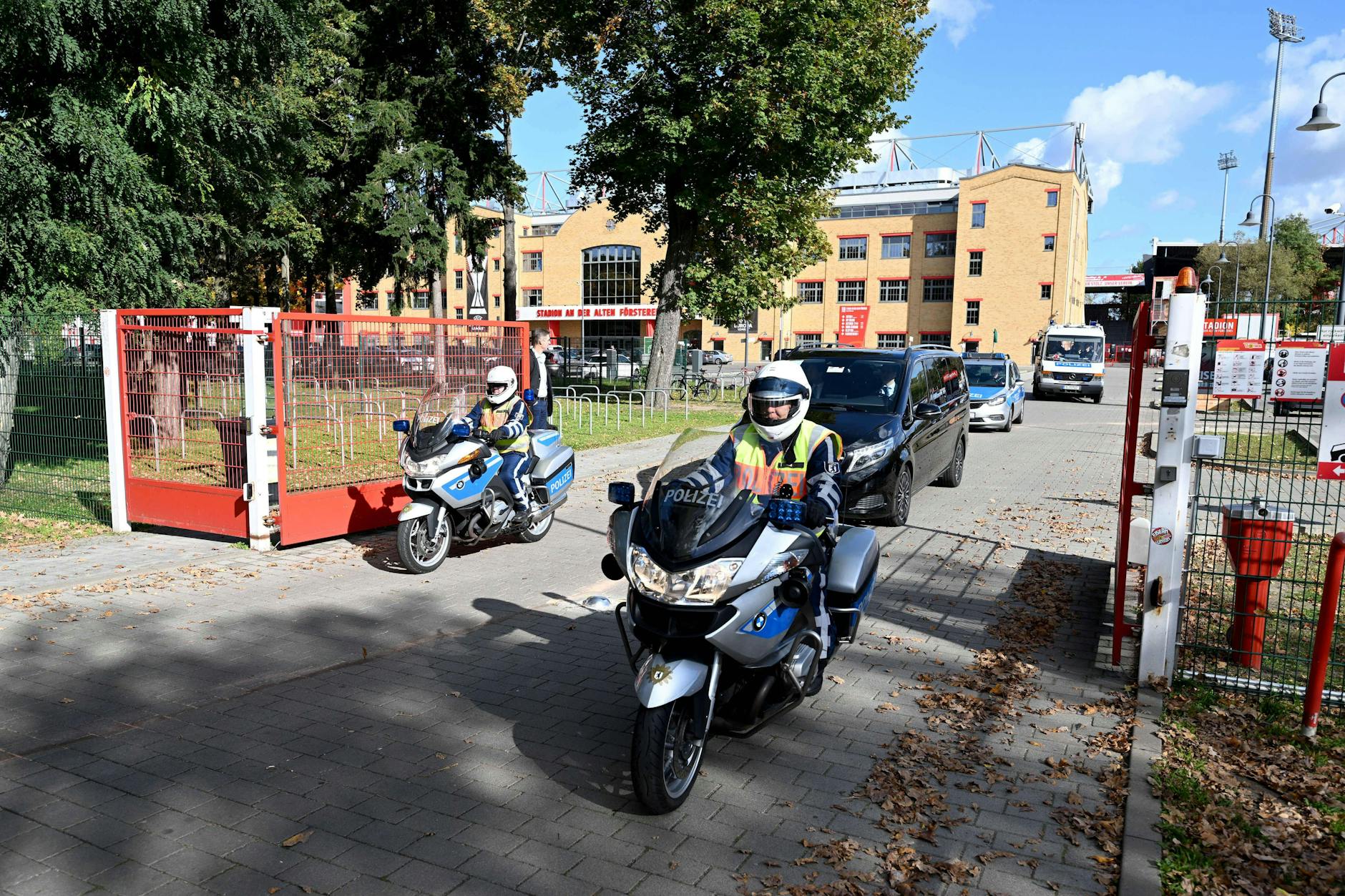 Mit einer großen Polizeieskorte reiste Ungarn Präsident Viktor Orban zum 1. FC Union an. 