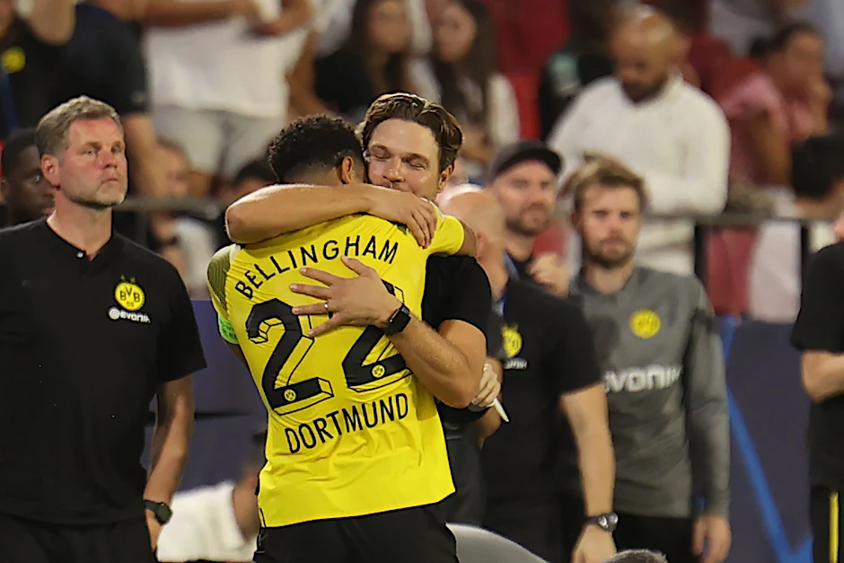 Dortmunds Trainer Edin Terzic umarmt seinen Torschützen Jude Bellingham.  