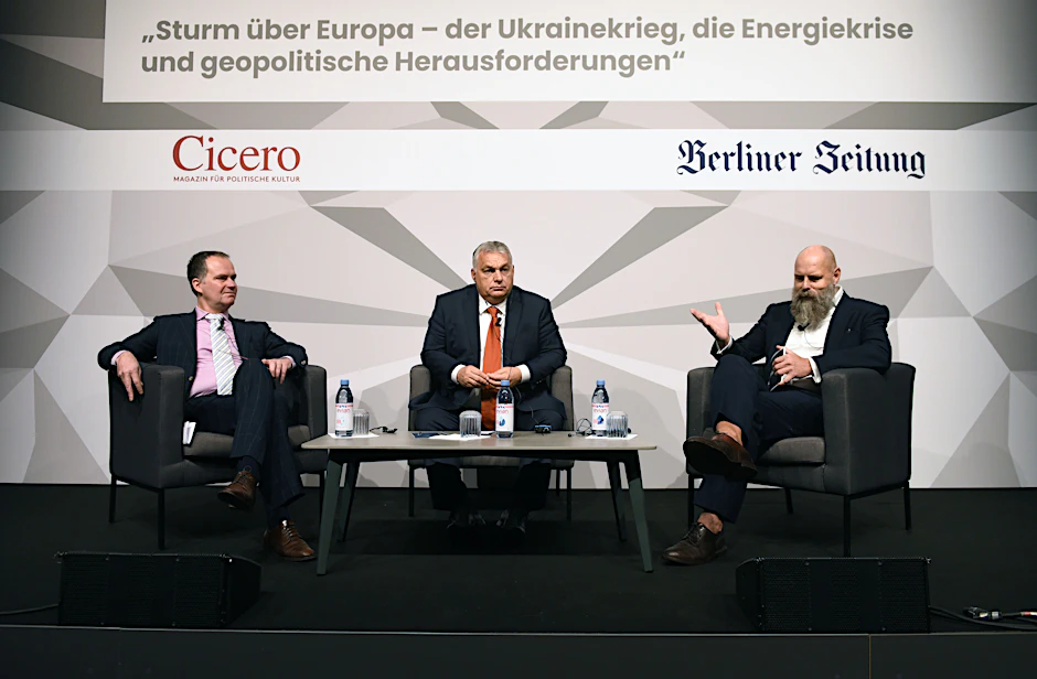 Auftakt der Gesprächsreihe „Sturm über Europa“: Cicero-Herausgeber Alexander Marguier, Ungarns Ministerpräsident Viktor Orbán und der Verleger der Berliner Zeitung Holger Friedrich (v.l.n.r.).