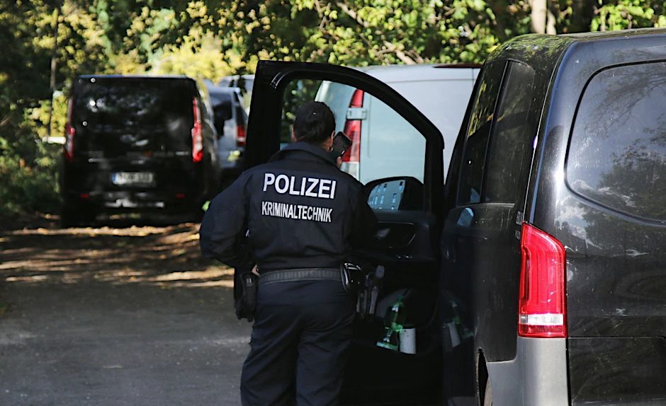 Eine Kriminaltechnikerin in Berlin neben Fahrzeugen der Polizei. Die Bahn wurde Opfer eines gezielten Angriffs.  