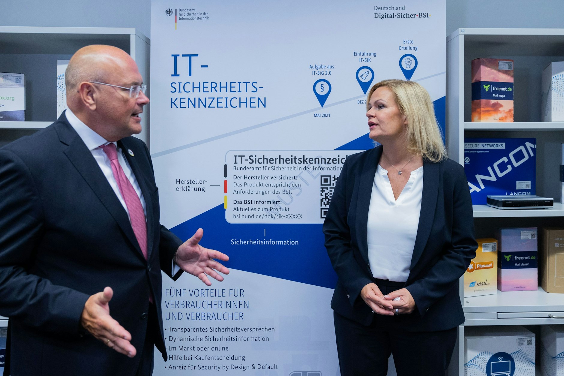 Nancy Faeser (SPD), Bundesinnenministererin, steht bei einem Besuch im Bundesamt für Sicherheit in der Informationstechnik (BSI) neben Arne Schönbohm, Präsident des BSI. 