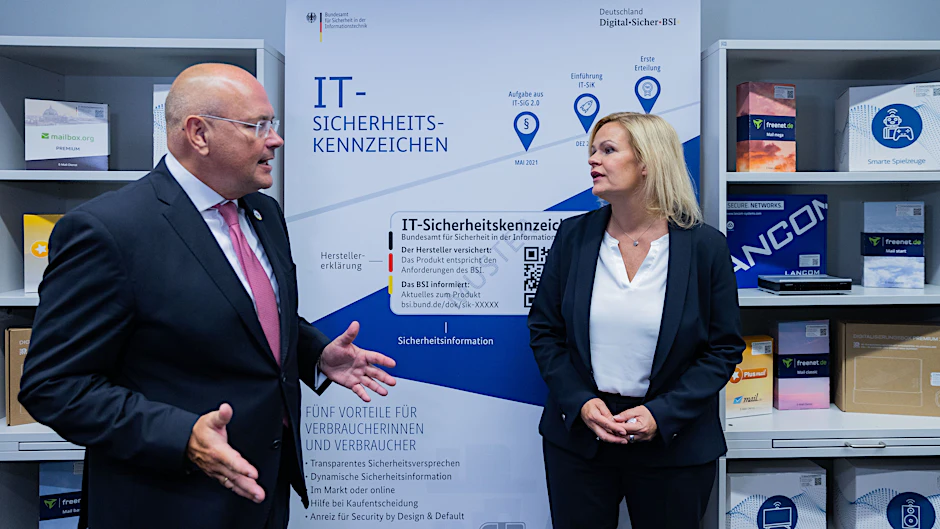 Nancy Faeser (SPD), Bundesinnenministererin, steht bei einem Besuch im Bundesamt für Sicherheit in der Informationstechnik (BSI) neben Arne Schönbohm, Präsident des BSI. 