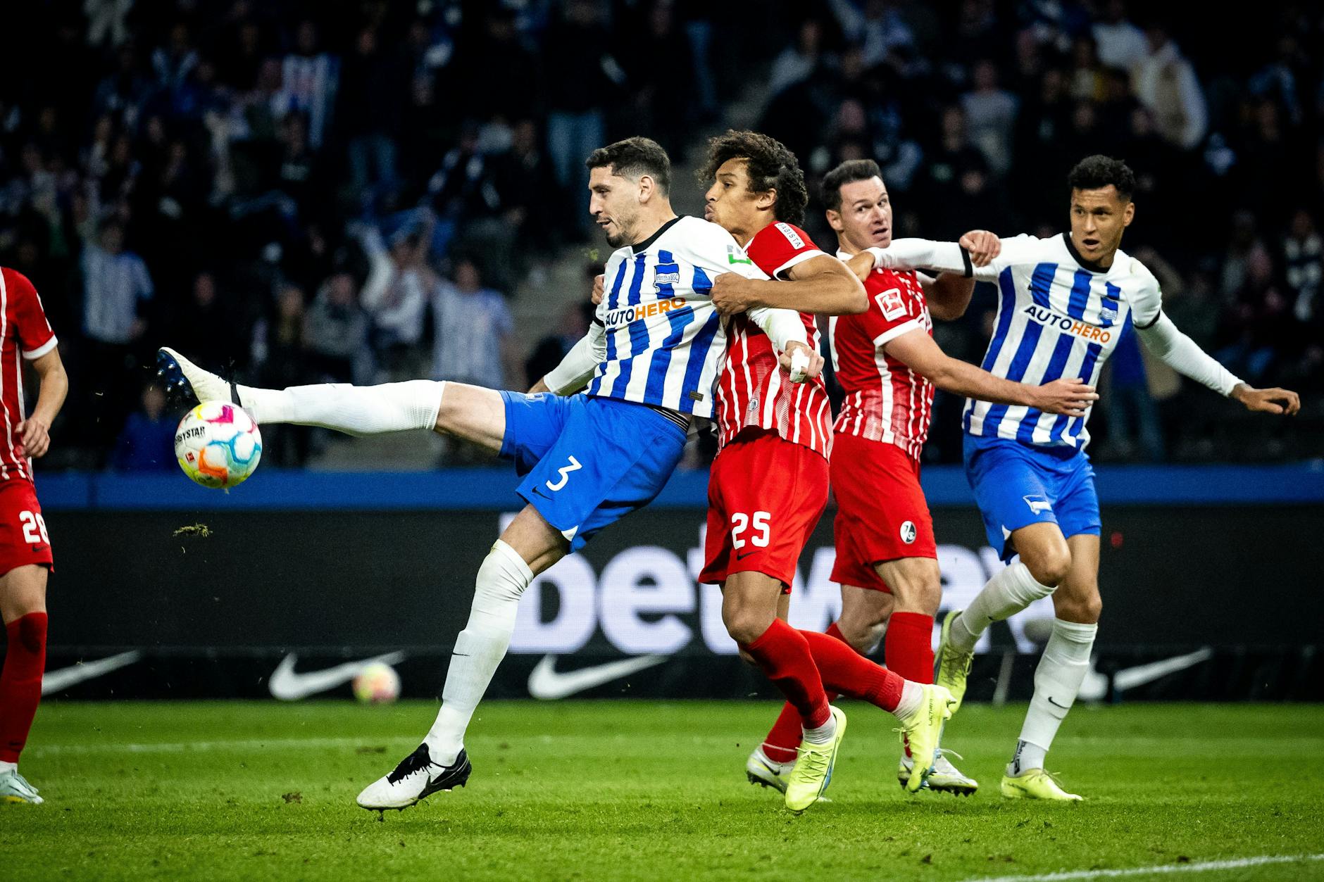 Agustin Rogel (l.) scheint sich bei Hertha BSC schnell zurechtgefunden zu haben und könnte künftig ein wichtiger Bestandteil für die Mannschaft sein.