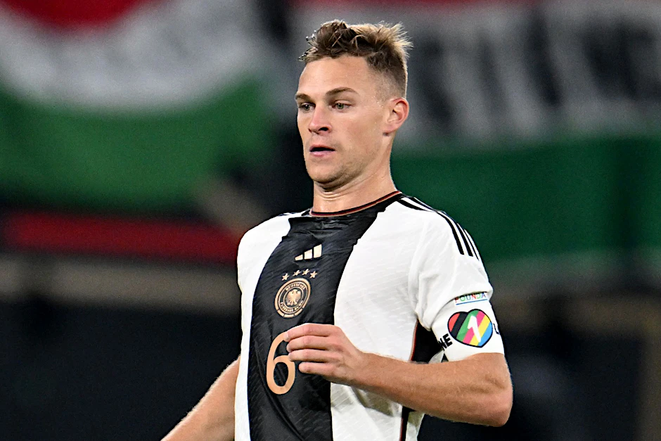 ARCHIV - Deutschlands Joshua Kimmich trägt die spezielle Kapitänsbinde mit der Aufschrift «One Love».  
