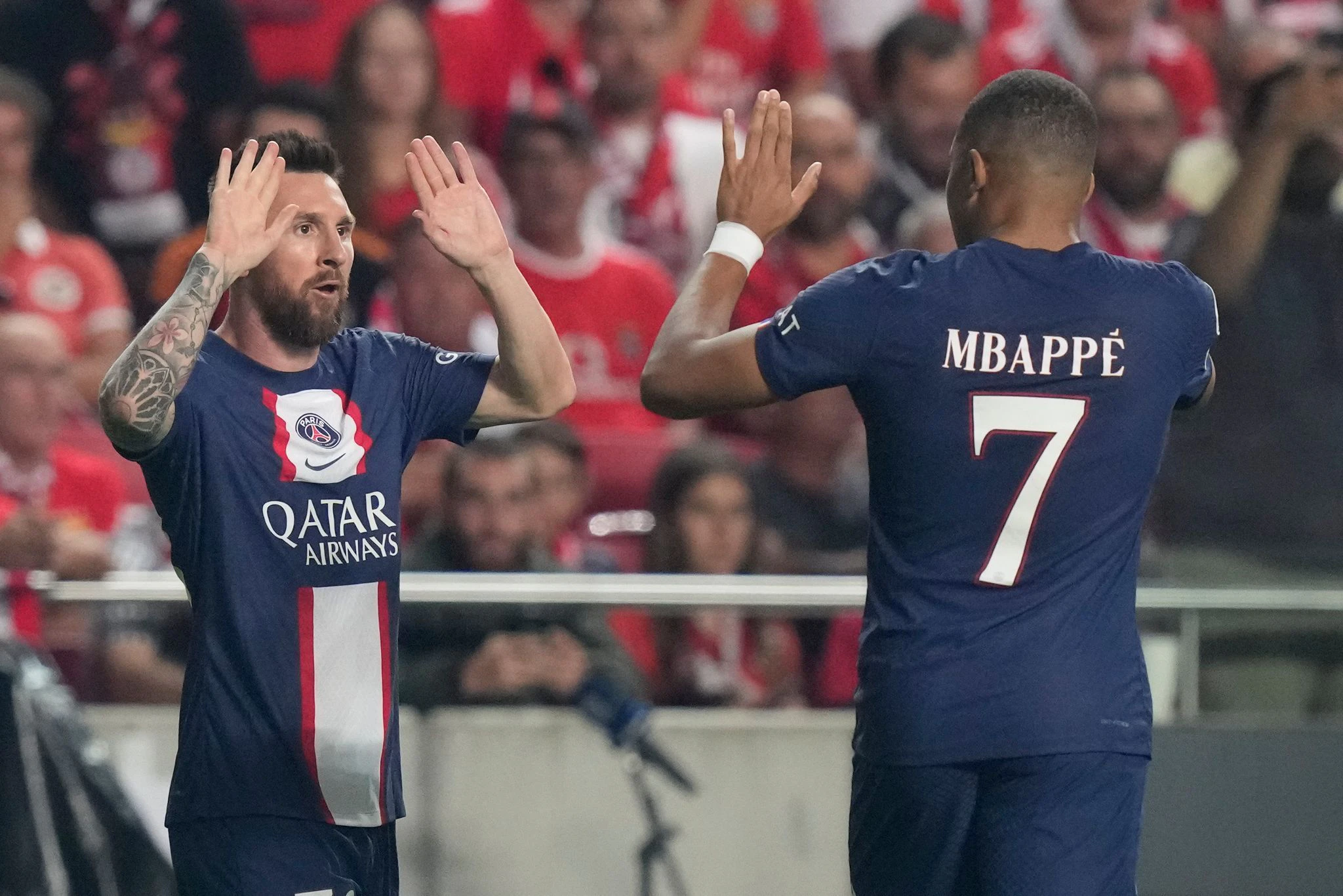 Lionel Messi (l) brachte PSG bei Benfica Lissabon in Führung.  