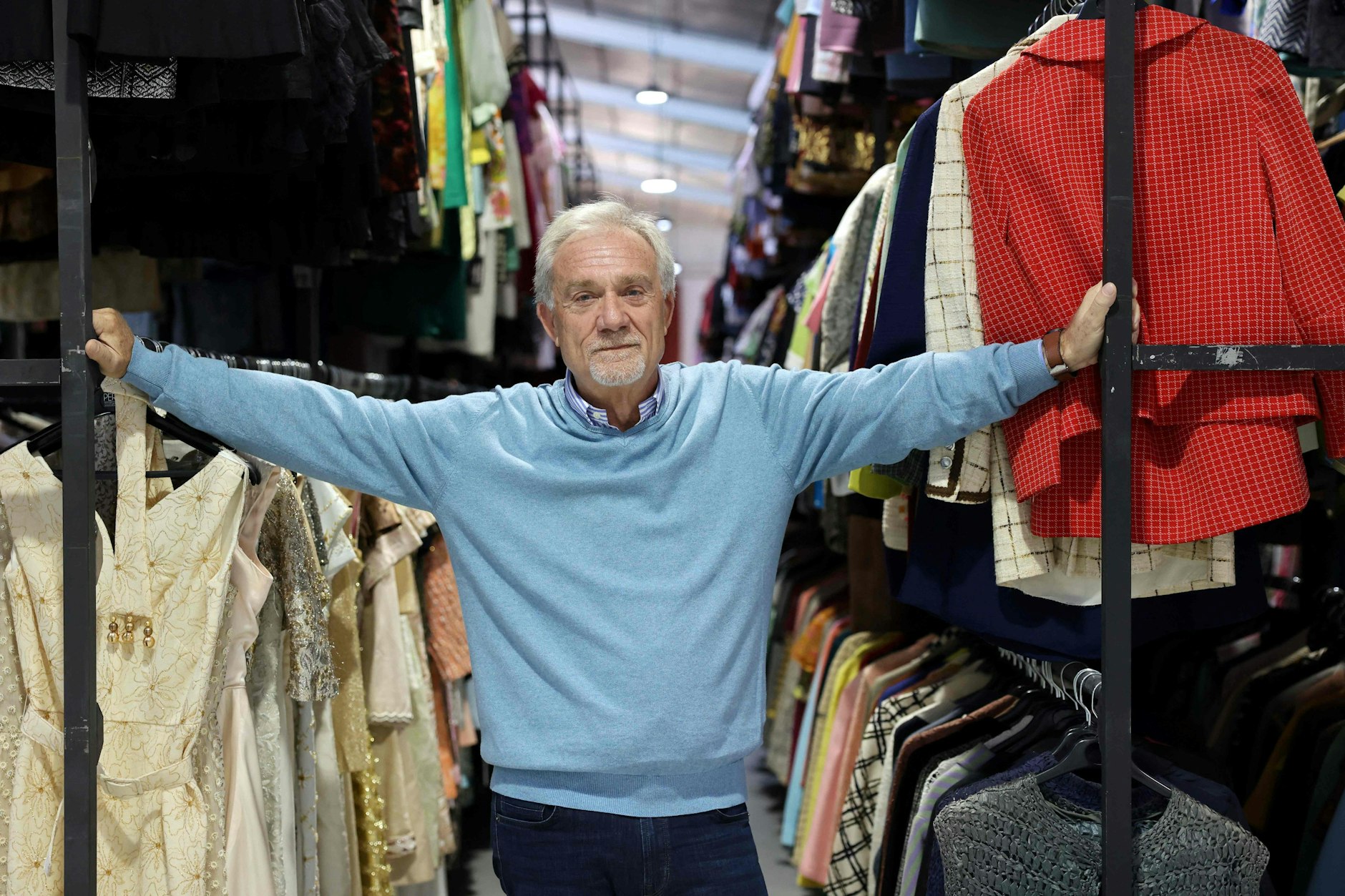 Firmenchef Javier Toledo steht inmitten seines Kostüm-Fundus. 