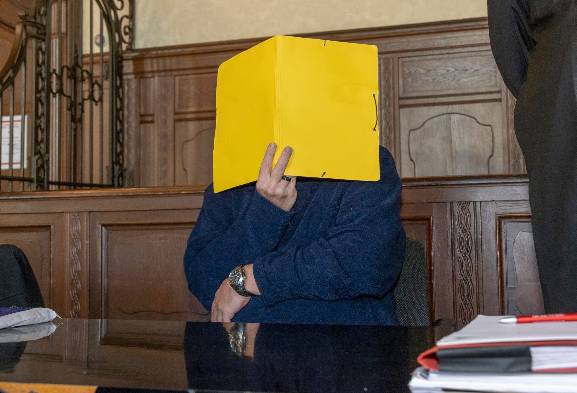 Er soll sich was schämen! Vater fertigt Nacktfotos von seiner eigenen Tochter an