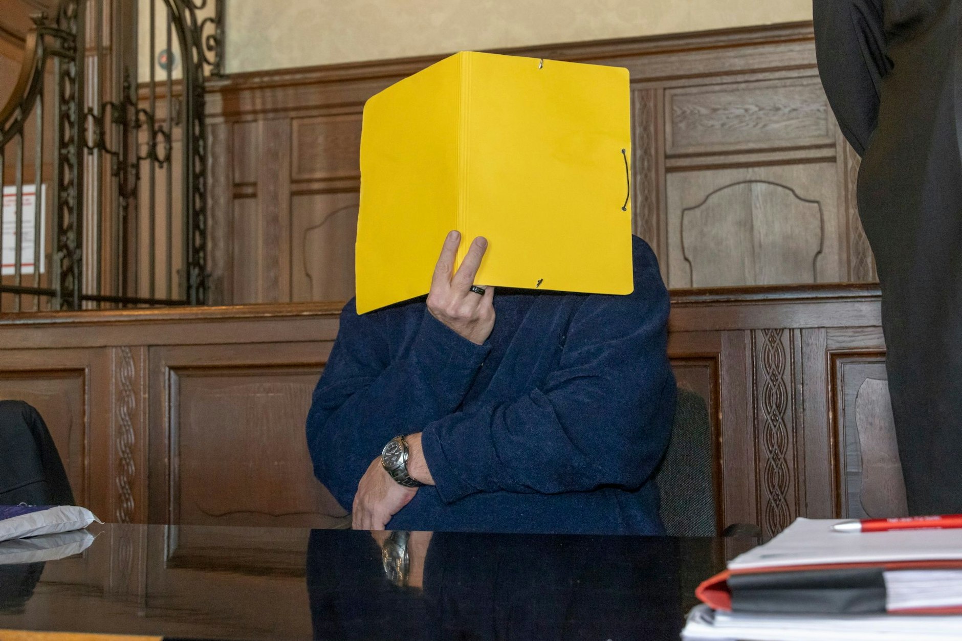 Der angeklagte Vater zeigte sich am Mittwoch so in einem Berliner Gerichtssaal.