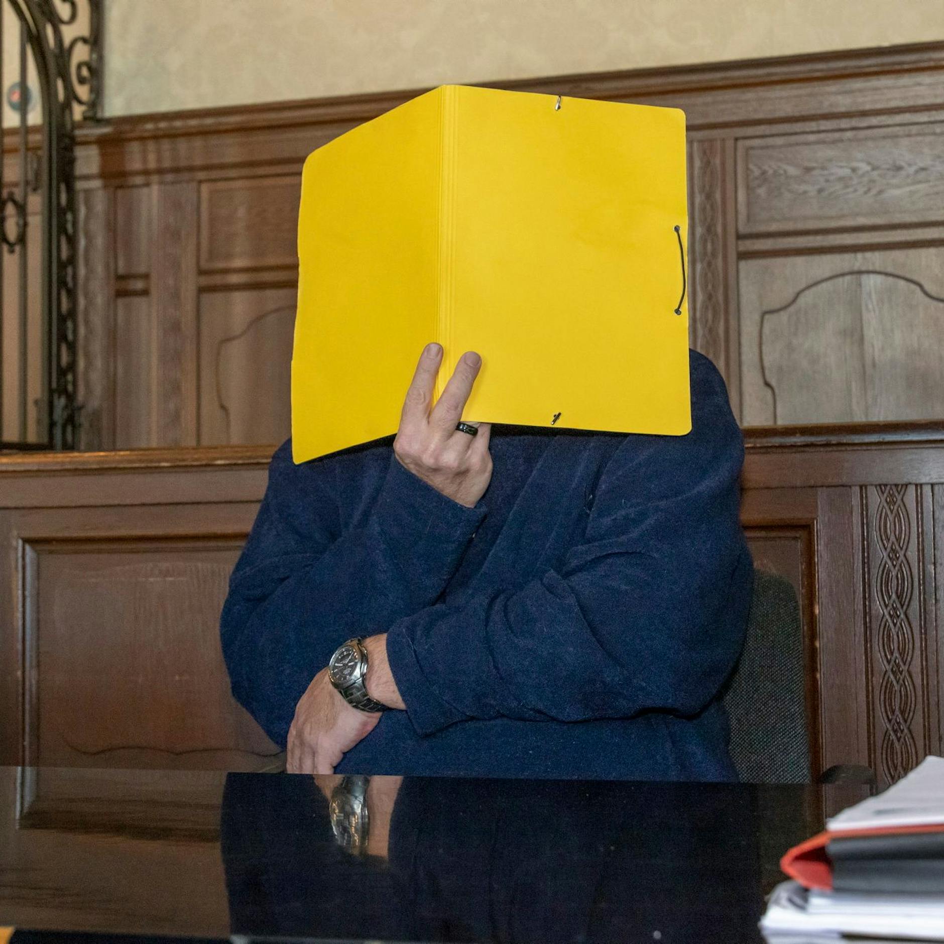 Er soll sich was schämen! Vater fertigt Nacktfotos von seiner eigenen Tochter an