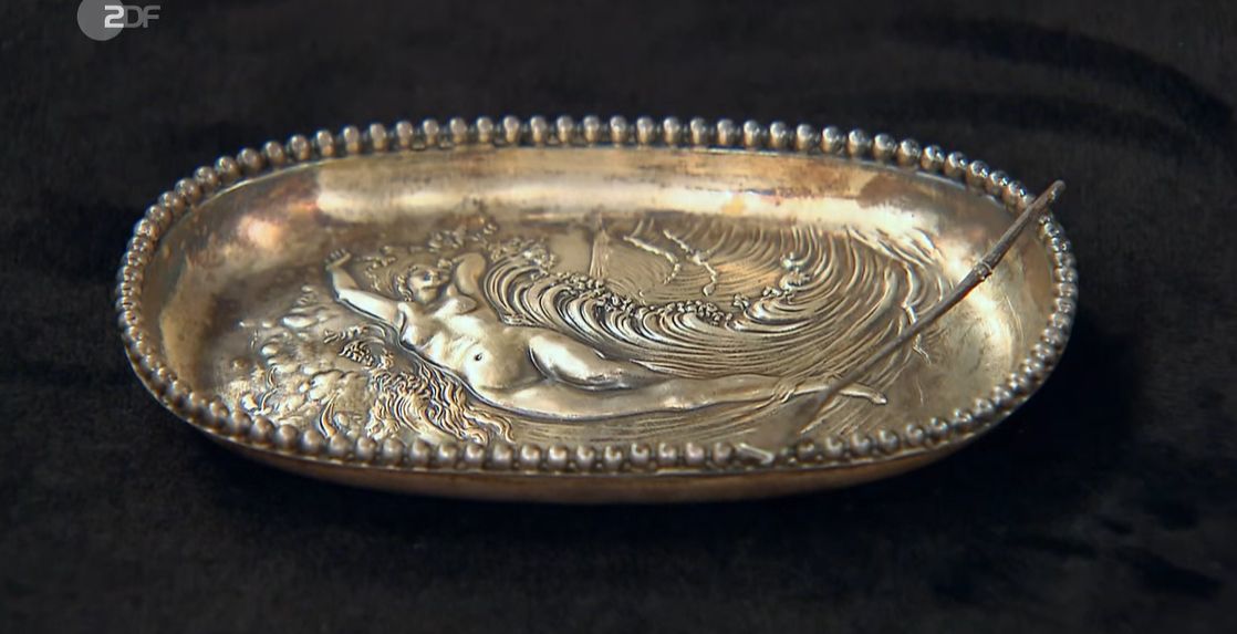 Image - Die Händler streiten bei „Bares für Rares“: Ist die nackte Dame mit Ruder oder Reitgerte ausgestattet?