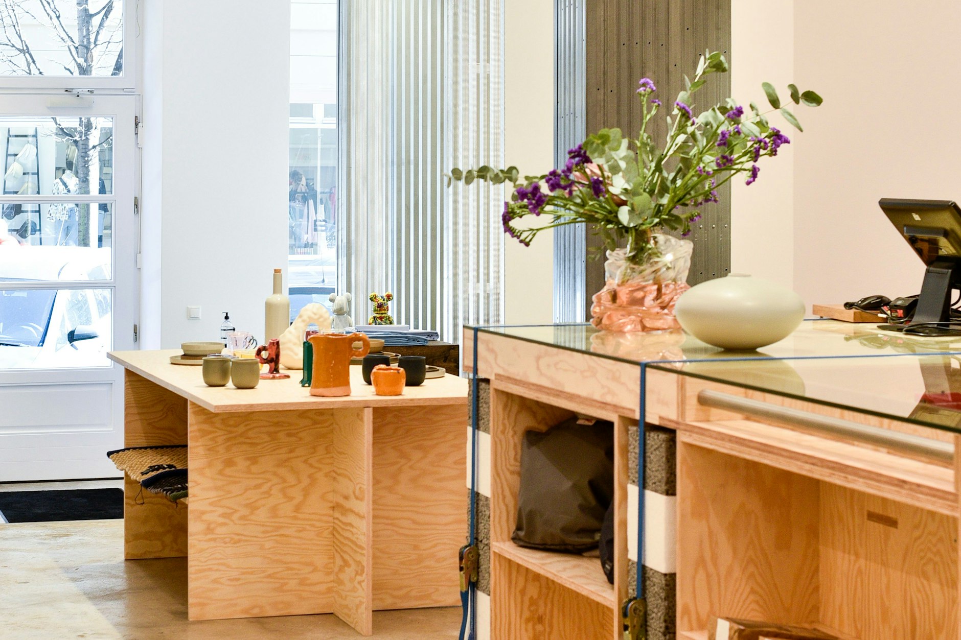 Der neugestaltete Wood Wood Life Store in der Rochstraße verkauft vor allem Produkte aus Dänemark und Japan.