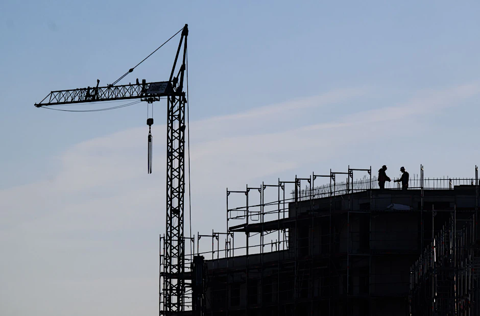 ARCHIV - Immer mehr Wohnungsbauunternehmen sind von Stornierungen betroffen.  
