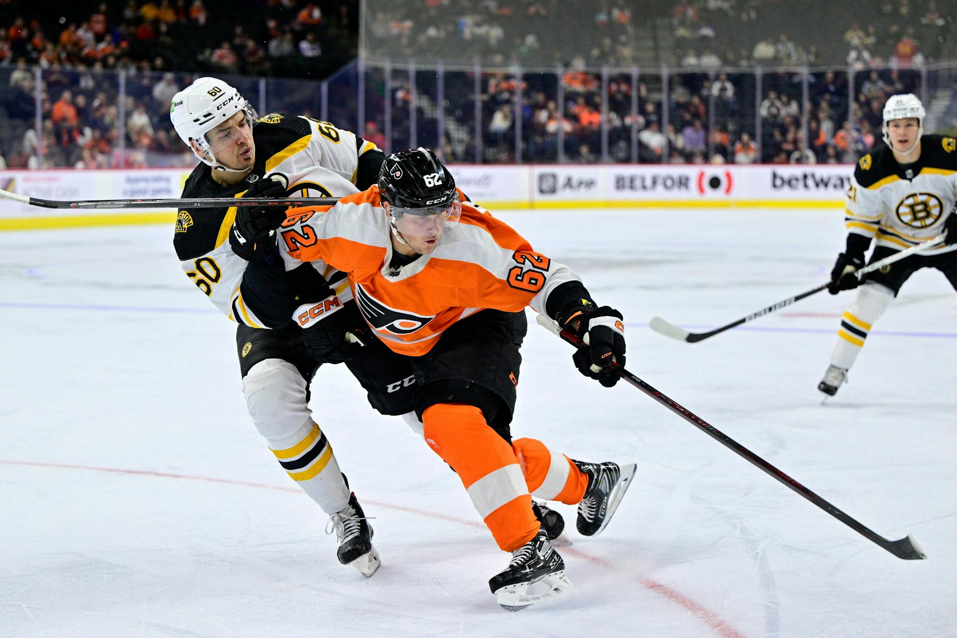 In den Vorbereitungsspielen durfte Kai Wissmann (r.) für die Boston Bruins ran, konnte die Trainer aber noch nicht ganz von sich überzeugen. 