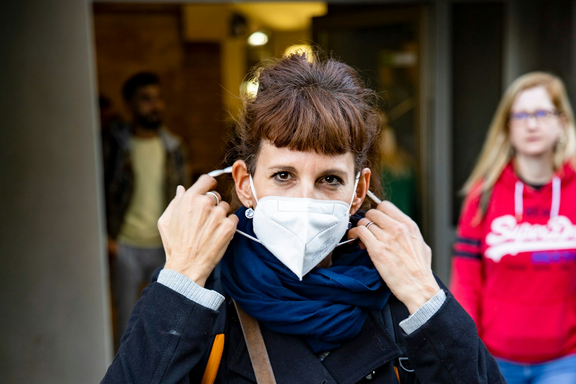 Iris Scherer setzt ihre Maske ab – für ein kurzes Interview.