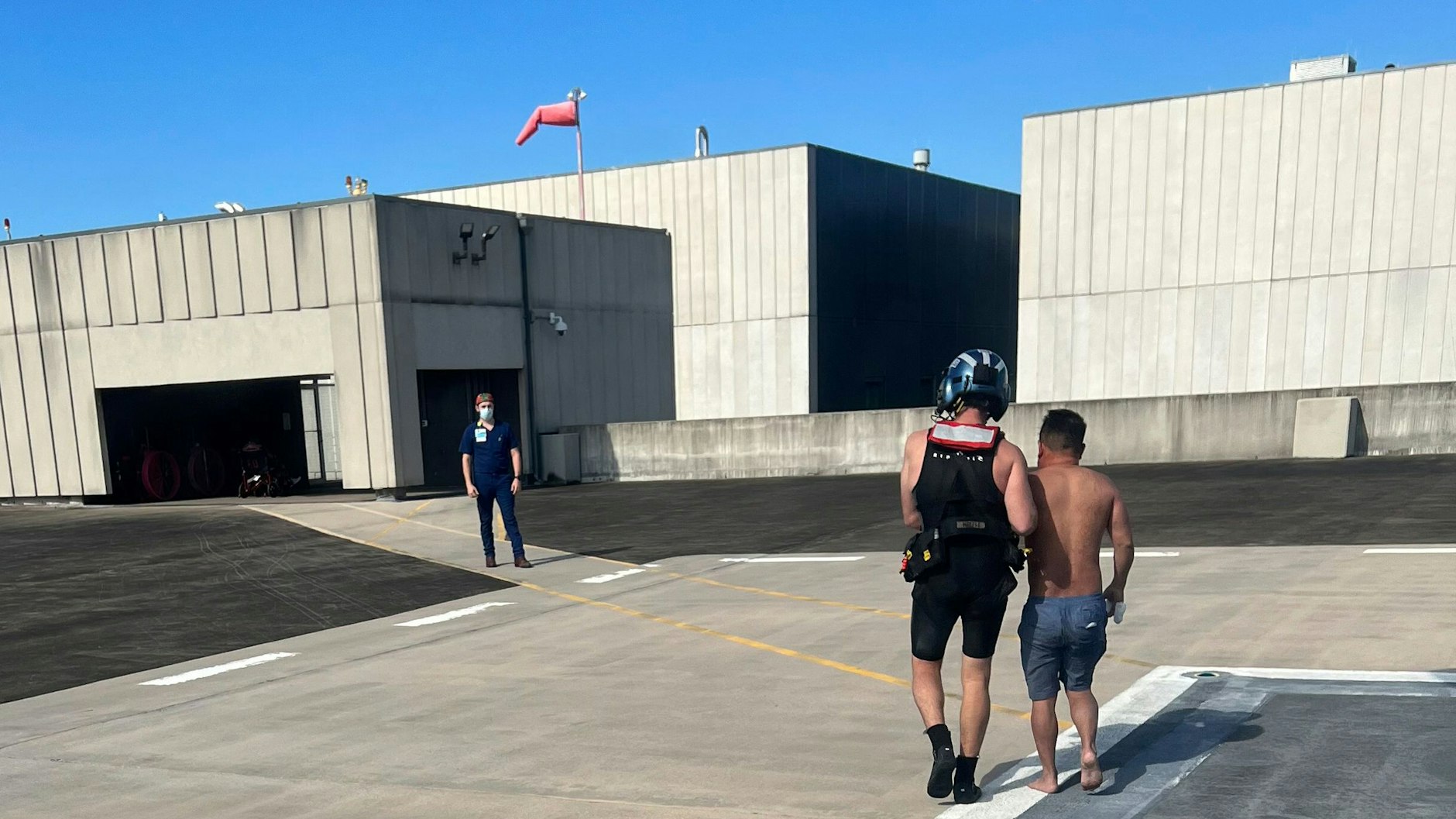 Das Foto zeigt einen verletzten Schiffbrüchigen nach der Rettung.