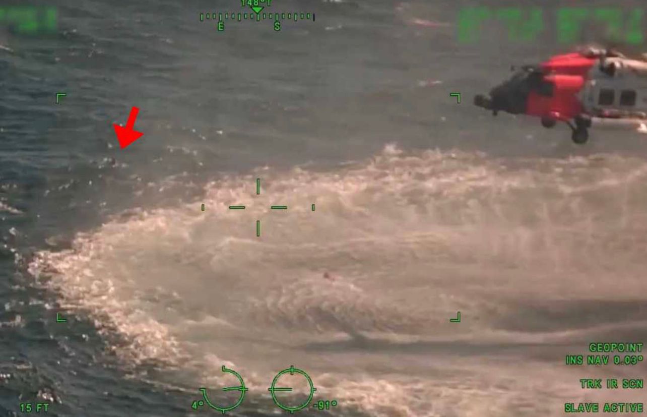 Image - Dramatisches Video: Küstenwache rettet drei Schiffbrüchige vor einem Schwarm Haie