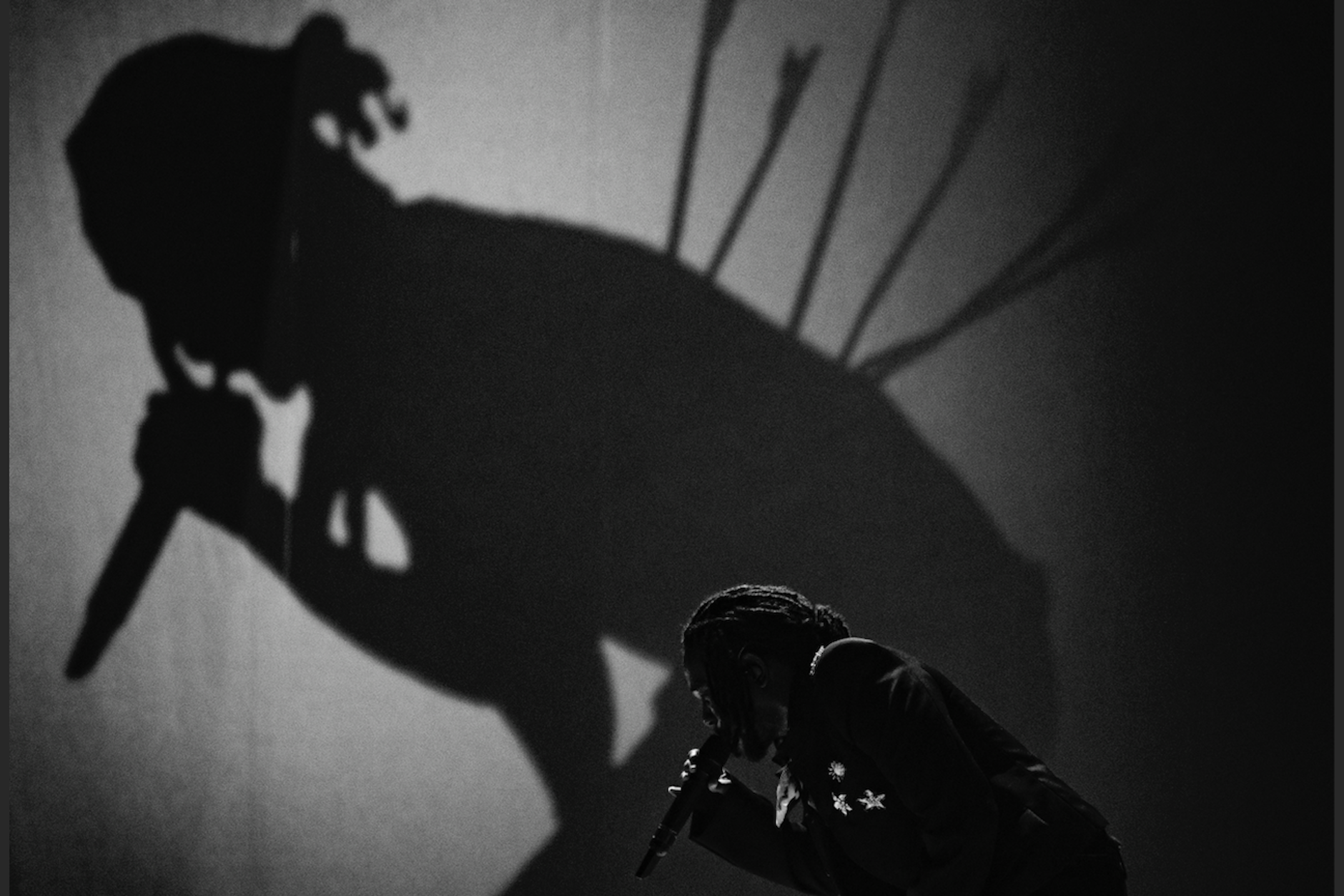 Fotos vom Berlin-Konzert: Während der Performance des Songs „Count Me Out“ waren auf Kendrick sechs Pfeile anstatt Gewehre gerichtet.