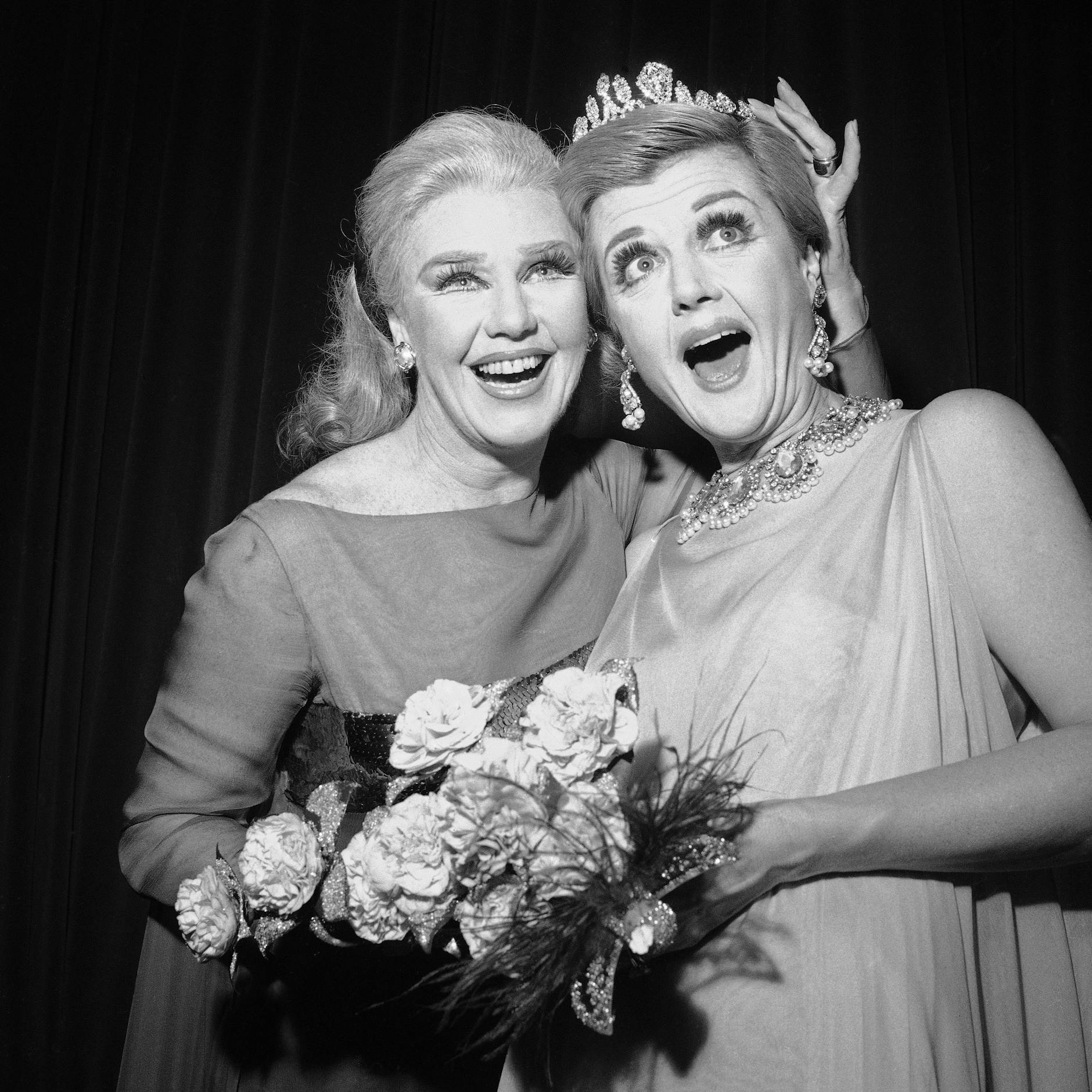 Angela Lansbury mit Schauspielerin und Tanz-Star Ginger Rogers am Broadway.