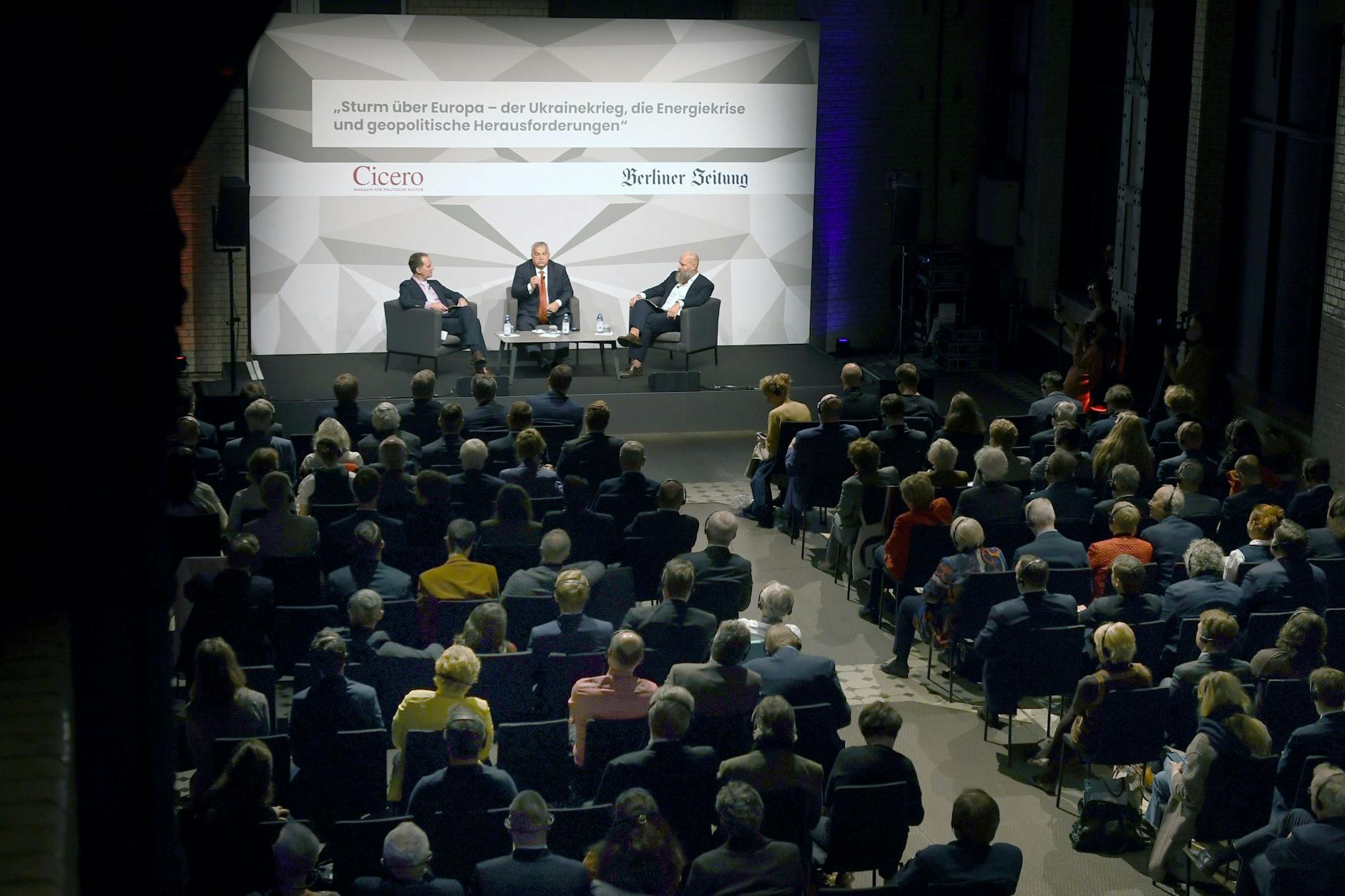 Das Publikum ist zahlreich zur Diskussionsrunde mit Viktor Orbán erschienen.