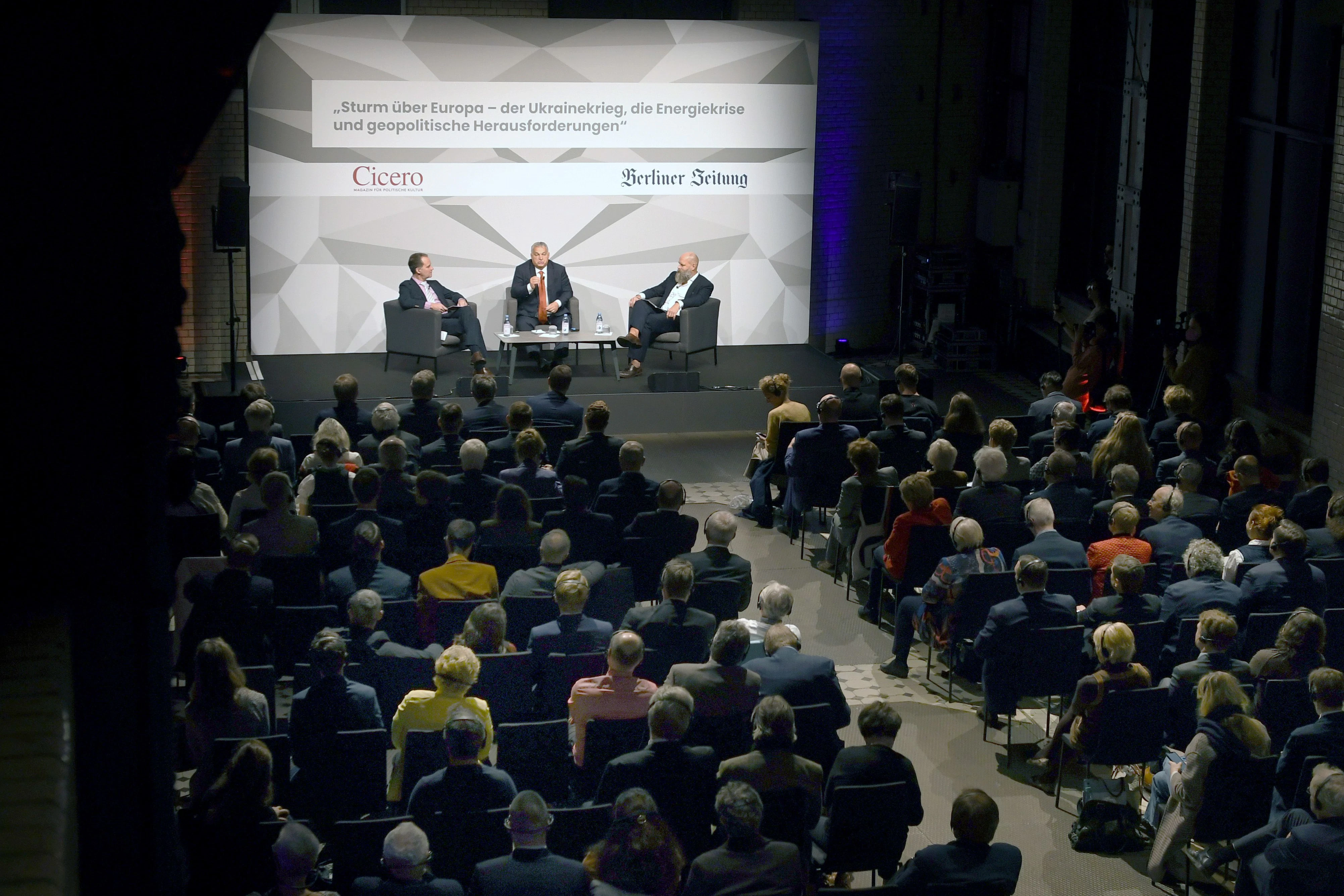 Das Publikum ist zahlreich zur Diskussionsrunde mit Viktor Orbán erschienen.