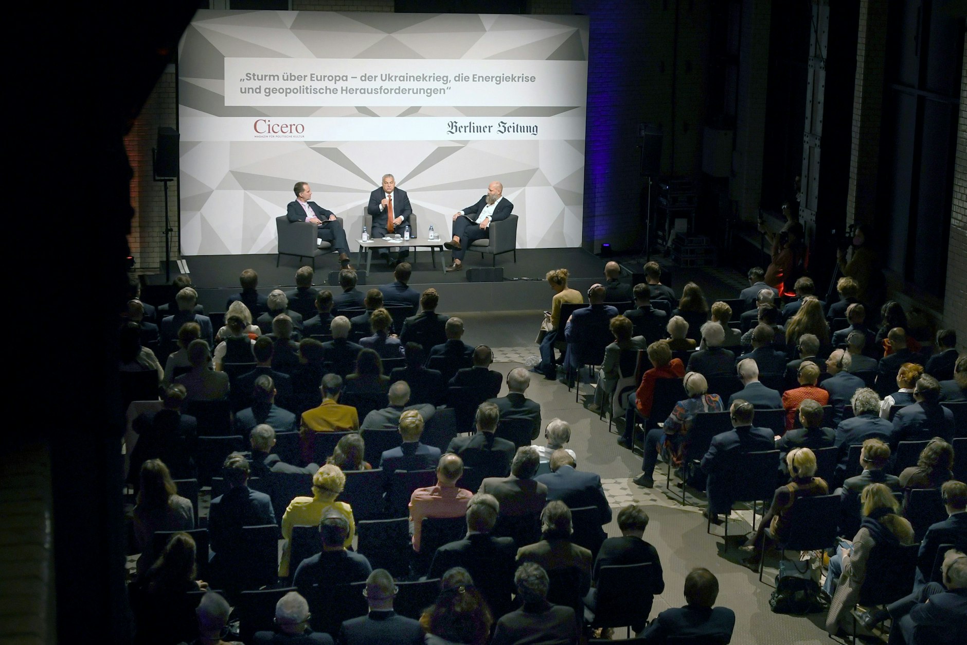 Das Publikum ist zahlreich zur Diskussionsrunde mit Viktor Orbán erschienen.