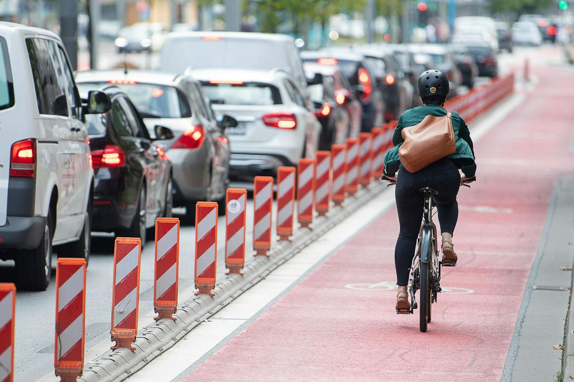 ARCHIV - Eine Fahrradfahrerin fährt auf einer Fahrradspur an einer Straße. Die Sorge vor den Folgen der Klimakrise ist für die Menschen in Deutschland die stärkste Motivation, ihr eigenes Mobilitätsverhalten zu ändern.