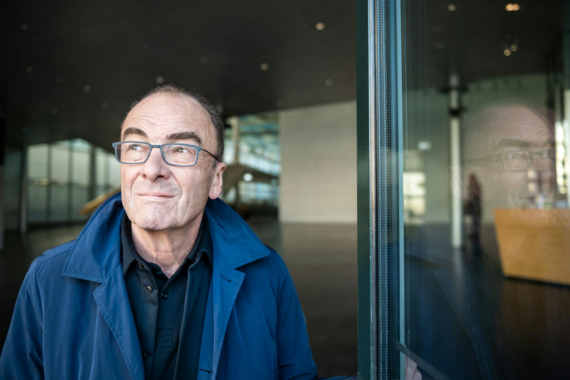 Der Schriftsteller Robert Menasse, fotografiert vor der Akademie der Künste am Pariser Platz