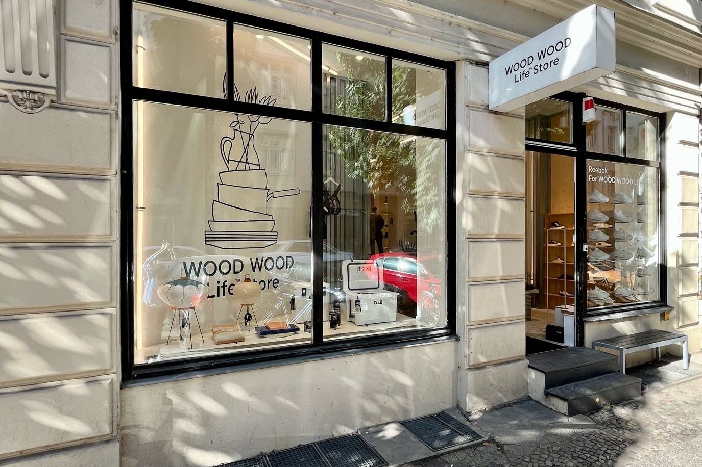 In diesem Geschäft erwartet den Kunden ein genreübergreifendes Angebot an Waren des täglichen Bedarfs. 